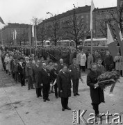 14.05.1972, Berlin, Niemiecka Republika Ludowa (NRD).
Uroczystość odsłonięcia Pomnika Żołnierza Polskiego i Niemieckiego Antyfaszysty. Nz. delegacja z Polski z kwiatami.
Fot. Maciej Jasiecki, zbiory Ośrodka KARTA