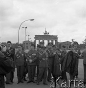 14.05.1972, Berlin, Niemiecka Republika Ludowa (NRD).
Uroczystość odsłonięcia Pomnika Żołnierza Polskiego i Niemieckiego Antyfaszysty. Nz. oficerowie polscy przed Bramą Brandenbruską. 
Fot. Maciej Jasiecki, zbiory Ośrodka KARTA