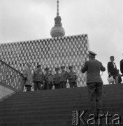 14.05.1972, Berlin, Niemiecka Republika Ludowa (NRD).
Uroczystość odsłonięcia Pomnika Żołnierza Polskiego i Niemieckiego Antyfaszysty. Nz. polscy oficerowie pozują do zdjęcia.
Fot. Maciej Jasiecki, zbiory Ośrodka KARTA