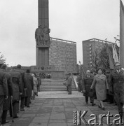 14.05.1972, Berlin, Niemiecka Republika Ludowa (NRD).
Uroczystość odsłonięcia Pomnika Żołnierza Polskiego i Niemieckiego Antyfaszysty. Nz. delegacje pod pomnikiem.
Fot. Maciej Jasiecki, zbiory Ośrodka KARTA