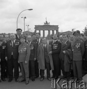14.05.1972, Berlin, Niemiecka Republika Ludowa (NRD).
Uroczystość odsłonięcia Pomnika Żołnierza Polskiego i Niemieckiego Antyfaszysty. Nz. oficerowie polscy przed Bramą Brandenbruską. 
Fot. Maciej Jasiecki, zbiory Ośrodka KARTA