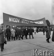 14.05.1972, Berlin, Niemiecka Republika Ludowa (NRD).
Uroczystość odsłonięcia Pomnika Żołnierza Polskiego i Niemieckiego Antyfaszysty. Nz. polska delegacja niesie transparent z napisem: 