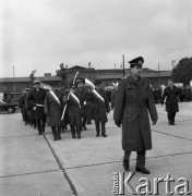 14.05.1972, Berlin, Niemiecka Republika Ludowa (NRD).
Uroczystość odsłonięcia Pomnika Żołnierza Polskiego i Niemieckiego Antyfaszysty. Nz. delegaci z Polski prowadzeni przez niemieckiego żołnierza.
Fot. Maciej Jasiecki, zbiory Ośrodka KARTA