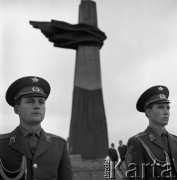 14.05.1972, Berlin, Niemiecka Republika Ludowa (NRD).
Uroczystość odsłonięcia Pomnika Żołnierza Polskiego i Niemieckiego Antyfaszysty. Nz. niemieccy żołnierze przed pomnikiem.
Fot. Maciej Jasiecki, zbiory Ośrodka KARTA