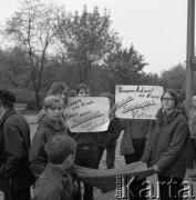 14.05.1972, Berlin, Niemiecka Republika Ludowa (NRD).
Uroczystość odsłonięcia Pomnika Żołnierza Polskiego i Niemieckiego Antyfaszysty. Nz. niemieckie dzieci z hasłami przeciwko wojnie w Wietniamie. 
Fot. Maciej Jasiecki, zbiory Ośrodka KARTA