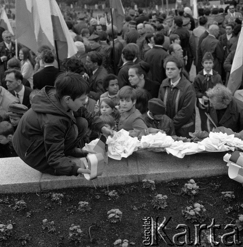 14.05.1972, Berlin, Niemiecka Republika Ludowa (NRD).
Uroczystość odsłonięcia Pomnika Żołnierza Polskiego i Niemieckiego Antyfaszysty. Nz. dzieci z dekoracjami.
Fot. Maciej Jasiecki, zbiory Ośrodka KARTA
