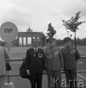 14.05.1972, Berlin, Niemiecka Republika Ludowa (NRD).
Uroczystość odsłonięcia Pomnika Żołnierza Polskiego i Niemieckiego Antyfaszysty. Nz. oficerowie polscy przed Bramą Brandenbruską. 
Fot. Maciej Jasiecki, zbiory Ośrodka KARTA