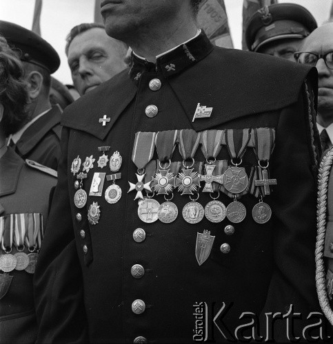 14.05.1972, Berlin, Niemiecka Republika Ludowa (NRD).
Uroczystość odsłonięcia Pomnika Żołnierza Polskiego i Niemieckiego Antyfaszysty. Nz. odznaczenia polskiego górnika.
Fot. Maciej Jasiecki, zbiory Ośrodka KARTA