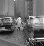 14.05.1972, Berlin, Niemiecka Republika Ludowa (NRD).
Uroczystość odsłonięcia Pomnika Żołnierza Polskiego i Niemieckiego Antyfaszysty. Nz. żołnierz niemiecki przy kawalkadzie samochodów oficjeli.
Fot. Maciej Jasiecki, zbiory Ośrodka KARTA