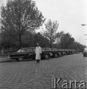 14.05.1972, Berlin, Niemiecka Republika Ludowa (NRD).
Uroczystość odsłonięcia Pomnika Żołnierza Polskiego i Niemieckiego Antyfaszysty. Nz. żołnierz niemiecki przy kawalkadzie samochodów oficjeli.
Fot. Maciej Jasiecki, zbiory Ośrodka KARTA