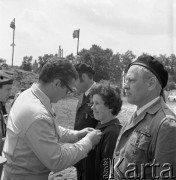 24.06.1972, Cedynia, Polska
Obchody tysiąclecia bitwy pod Cedynią. Na górze Czcibora odsłonięto Pomnik Polskiego Zwycięstwa nad Odrą. Nz. przyznawanie odznaczeń.
Fot. Maciej Jasiecki, zbiory Ośrodka KARTA