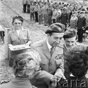 24.06.1972, Cedynia, Polska
Obchody tysiąclecia bitwy pod Cedynią. Na górze Czcibora odsłonięto Pomnik Polskiego Zwycięstwa nad Odrą. Nz. naczelnik ZHP Stanisław Bohdanowicz przyznaje odznaczenia.
Fot. Maciej Jasiecki, zbiory Ośrodka KARTA