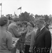 24.06.1972, Cedynia, Polska
Obchody tysiąclecia bitwy pod Cedynią. Na górze Czcibora odsłonięto Pomnik Polskiego Zwycięstwa nad Odrą. Nz. naczelnik ZHP Stanisław Bohdanowicz przyznaje odznaczenia.
Fot. Maciej Jasiecki, zbiory Ośrodka KARTA