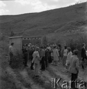 24.06.1972, Cedynia, Polska
Obchody tysiąclecia bitwy pod Cedynią. Na górze Czcibora odsłonięto Pomnik Polskiego Zwycięstwa nad Odrą. Nz. uczestnicy uroczystości przed latrynami.
Fot. Maciej Jasiecki, zbiory Ośrodka KARTA