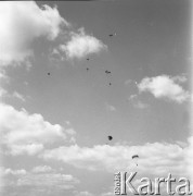 24.06.1972, Cedynia, Polska
Obchody tysiąclecia bitwy pod Cedynią. Na górze Czcibora odsłonięto Pomnik Polskiego Zwycięstwa nad Odrą. Nz. spadochroniarze.
Fot. Maciej Jasiecki, zbiory Ośrodka KARTA