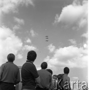 24.06.1972, Cedynia, Polska
Obchody tysiąclecia bitwy pod Cedynią. Na górze Czcibora odsłonięto Pomnik Polskiego Zwycięstwa nad Odrą. Nz. pokaz lotniczy.
Fot. Maciej Jasiecki, zbiory Ośrodka KARTA