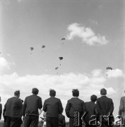 24.06.1972, Cedynia, Polska
Obchody tysiąclecia bitwy pod Cedynią. Na górze Czcibora odsłonięto Pomnik Polskiego Zwycięstwa nad Odrą. Nz. pokaz skoczków spadochronowych.
Fot. Maciej Jasiecki, zbiory Ośrodka KARTA