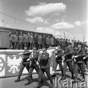 24.06.1972, Cedynia, Polska
Obchody tysiąclecia bitwy pod Cedynią. Na górze Czcibora odsłonięto Pomnik Polskiego Zwycięstwa nad Odrą. Nz. defilada przechodzi przed delegacją rządową. Na trybunie honorowej stoją wiceminister obrony narodowej gen. dywizji Józef Urbanowicz (3. od lewej), minister żeglugi Jerzy Szopa (4. od lewej), I sekretarz KW PZPR w Szczecinie Janusz Brych (5. od lewej), sekretarz KC PZPR Jerzy Łukaszewicz (6. od lewej), minister oświaty i wychowania Jerzy Kuberski (7. od lewej).
Fot. Maciej Jasiecki, zbiory Ośrodka KARTA