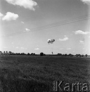 24.06.1972, Cedynia, Polska
Obchody tysiąclecia bitwy pod Cedynią. Na górze Czcibora odsłonięto Pomnik Polskiego Zwycięstwa nad Odrą. Nz. spadochroniarz.
Fot. Maciej Jasiecki, zbiory Ośrodka KARTA