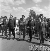 24.06.1972, Cedynia, Polska
Obchody tysiąclecia bitwy pod Cedynią. Na górze Czcibora odsłonięto Pomnik Polskiego Zwycięstwa nad Odrą. Nz. delegacja partyjno-rządowa (pd prawej): sekretarz KC PZPR Jerzy Łukaszewicz, minister oświaty i wychowania Jerzy Kuberski, wiceminister obrony narodowej gen. dywizji Józef Urbanowicz, I sekretarz KW PZPR w Szczecinie Janusz Brych.
Fot. Maciej Jasiecki, zbiory Ośrodka KARTA