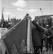 24.06.1972, Cedynia, Polska
Obchody tysiąclecia bitwy pod Cedynią. Na górze Czcibora odsłonięto Pomnik Polskiego Zwycięstwa nad Odrą. Nz. dekorowanie sztandaru.
Fot. Maciej Jasiecki, zbiory Ośrodka KARTA
