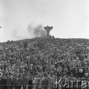 24.06.1972, Cedynia, Polska
Obchody tysiąclecia bitwy pod Cedynią. Na górze Czcibora odsłonięto Pomnik Polskiego Zwycięstwa nad Odrą. Nz. tłum u stóp góry.
Fot. Maciej Jasiecki, zbiory Ośrodka KARTA