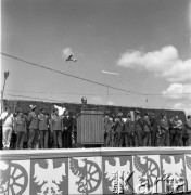 24.06.1972, Cedynia, Polska
Obchody tysiąclecia bitwy pod Cedynią. Na górze Czcibora odsłonięto Pomnik Polskiego Zwycięstwa nad Odrą. Nz. trybuna honorowa, na nią przelatuje samolot.
Fot. Maciej Jasiecki, zbiory Ośrodka KARTA