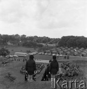 24.06.1972, Cedynia, Polska
Obchody tysiąclecia bitwy pod Cedynią. Na górze Czcibora odsłonięto Pomnik Polskiego Zwycięstwa nad Odrą. Nz. widok na pole namiotowe.
Fot. Maciej Jasiecki, zbiory Ośrodka KARTA