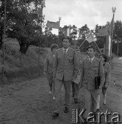 24.06.1972, Cedynia, Polska
Obchody tysiąclecia bitwy pod Cedynią. Na górze Czcibora odsłonięto Pomnik Polskiego Zwycięstwa nad Odrą. Nz. naczelnik ZHP Stanisław Bohdanowicz (1. z lewej).
Fot. Maciej Jasiecki, zbiory Ośrodka KARTA