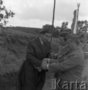 24.06.1972, Cedynia, Polska
Obchody tysiąclecia bitwy pod Cedynią. Na górze Czcibora odsłonięto Pomnik Polskiego Zwycięstwa nad Odrą. Nz. naczelnik ZHP Stanisław Bohdanowicz (1. z lewej).
Fot. Maciej Jasiecki, zbiory Ośrodka KARTA