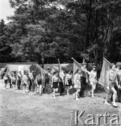 24.06.1972, Cedynia, Polska
Obchody tysiąclecia bitwy pod Cedynią. Na górze Czcibora odsłonięto Pomnik Polskiego Zwycięstwa nad Odrą. Nz. harcerze wychodzą z pola namiotowego.
Fot. Maciej Jasiecki, zbiory Ośrodka KARTA