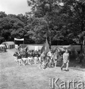 24.06.1972, Cedynia, Polska
Obchody tysiąclecia bitwy pod Cedynią. Na górze Czcibora odsłonięto Pomnik Polskiego Zwycięstwa nad Odrą. Nz. harcerze wychodzą z pola namiotowego.
Fot. Maciej Jasiecki, zbiory Ośrodka KARTA