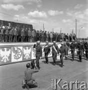 24.06.1972, Cedynia, Polska
Obchody tysiąclecia bitwy pod Cedynią. Na górze Czcibora odsłonięto Pomnik Polskiego Zwycięstwa nad Odrą. Nz. defilada przechodzi przed delegacją rządową. Na trybunie honorowej stoją wiceminister obrony narodowej gen. dywizji Józef Urbanowicz (2. od lewej), minister żeglugi Jerzy Szopa (3. od lewej), I sekretarz KW PZPR w Szczecinie Janusz Brych (4. od lewej), sekretarz KC PZPR Jerzy Łukaszewicz (5. od lewej), minister oświaty i wychowania Jerzy Kuberski (6. od lewej).
Fot. Maciej Jasiecki, zbiory Ośrodka KARTA