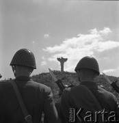 24.06.1972, Cedynia, Polska
Obchody tysiąclecia bitwy pod Cedynią. Na górze Czcibora odsłonięto Pomnik Polskiego Zwycięstwa nad Odrą. Nz. żołnierze u stóp góry Czcibora.
Fot. Maciej Jasiecki, zbiory Ośrodka KARTA