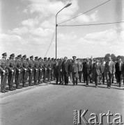 24.06.1972, Cedynia, Polska
Obchody tysiąclecia bitwy pod Cedynią. Na górze Czcibora odsłonięto Pomnik Polskiego Zwycięstwa nad Odrą. Nz. delegacja partyjno-rządowa (pd prawej, z przodu): minister żeglugi Jerzy Szopa, sekretarz KC PZPR Jerzy Łukaszewicz,  minister oświaty i wychowania Jerzy Kuberski, wiceminister obrony narodowej gen. dywizji Józef Urbanowicz, I sekretarz KW PZPR w Szczecinie Janusz Brych. 
Fot. Maciej Jasiecki, zbiory Ośrodka KARTA