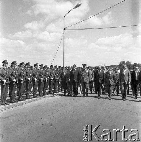 24.06.1972, Cedynia, Polska
Obchody tysiąclecia bitwy pod Cedynią. Na górze Czcibora odsłonięto Pomnik Polskiego Zwycięstwa nad Odrą. Nz. delegacja partyjno-rządowa (pd prawej, z przodu): minister żeglugi Jerzy Szopa, sekretarz KC PZPR Jerzy Łukaszewicz,  minister oświaty i wychowania Jerzy Kuberski, wiceminister obrony narodowej gen. dywizji Józef Urbanowicz, I sekretarz KW PZPR w Szczecinie Janusz Brych. 
Fot. Maciej Jasiecki, zbiory Ośrodka KARTA