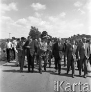 24.06.1972, Cedynia, Polska
Obchody tysiąclecia bitwy pod Cedynią. Na górze Czcibora odsłonięto Pomnik Polskiego Zwycięstwa nad Odrą. Nz. delegacja partyjno-rządowa (od prawej): minister żeglugi Jerzy Szopa, sekretarz KC PZPR Jerzy Łukaszewicz, minister oświaty i wychowania Jerzy Kuberski, wiceminister obrony narodowej gen. dywizji Józef Urbanowicz, I sekretarz KW PZPR w Szczecinie Janusz Brych.
Fot. Maciej Jasiecki, zbiory Ośrodka KARTA