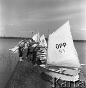 24.06.1972, Cedynia, Polska
Obchody tysiąclecia bitwy pod Cedynią. Na górze Czcibora odsłonięto Pomnik Polskiego Zwycięstwa nad Odrą. Nz. przystań z żaglówkami, z których korzystali uczestnicy uroczystości.
Fot. Maciej Jasiecki, zbiory Ośrodka KARTA