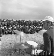 24.06.1972, Cedynia, Polska
Obchody tysiąclecia bitwy pod Cedynią. Na górze Czcibora odsłonięto Pomnik Polskiego Zwycięstwa nad Odrą. Nz. koncert na polu namiotowym.
Fot. Maciej Jasiecki, zbiory Ośrodka KARTA