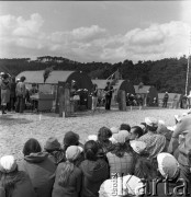 24.06.1972, Cedynia, Polska
Obchody tysiąclecia bitwy pod Cedynią. Na górze Czcibora odsłonięto Pomnik Polskiego Zwycięstwa nad Odrą. Nz. koncert na polu namiotowym.
Fot. Maciej Jasiecki, zbiory Ośrodka KARTA