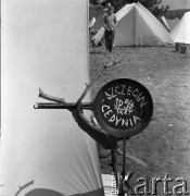 24.06.1972, Cedynia, Polska
Obchody tysiąclecia bitwy pod Cedynią. Na górze Czcibora odsłonięto Pomnik Polskiego Zwycięstwa nad Odrą. Nz. pole namiotowe.
Fot. Maciej Jasiecki, zbiory Ośrodka KARTA