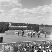 24.06.1972, Cedynia, Polska
Obchody tysiąclecia bitwy pod Cedynią. Na górze Czcibora odsłonięto Pomnik Polskiego Zwycięstwa nad Odrą. Nz. taniec w strojach historycznych.
Fot. Maciej Jasiecki, zbiory Ośrodka KARTA