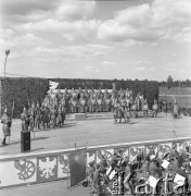 24.06.1972, Cedynia, Polska
Obchody tysiąclecia bitwy pod Cedynią. Na górze Czcibora odsłonięto Pomnik Polskiego Zwycięstwa nad Odrą. Nz. uczestnicy uroczystości w strojach historycznych i orkiestra u stóp góry Czcibora.
Fot. Maciej Jasiecki, zbiory Ośrodka KARTA