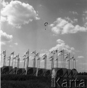 24.06.1972, Cedynia, Polska
Obchody tysiąclecia bitwy pod Cedynią. Na górze Czcibora odsłonięto Pomnik Polskiego Zwycięstwa nad Odrą. Nz. spadochroniarz nad dekoracjami.
Fot. Maciej Jasiecki, zbiory Ośrodka KARTA