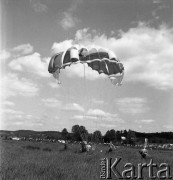 24.06.1972, Cedynia, Polska
Obchody tysiąclecia bitwy pod Cedynią. Na górze Czcibora odsłonięto Pomnik Polskiego Zwycięstwa nad Odrą. Nz. spadochroniarze.
Fot. Maciej Jasiecki, zbiory Ośrodka KARTA