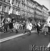 1.05. pierwsza połowa lat 70., Szczecin, Polska.
Pochód pierwszomajowy w Alei Wyzwolenia. Poczty sztandarowe.
Fot. Maciej Jasiecki, zbiory Ośrodka KARTA