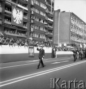 1.05. pierwsza połowa lat 70., Szczecin, Polska.
Pochód pierwszomajowy w Alei Wyzwolenia. Na trybunie honorowej m.in. I sekretarz KW PZPR Janusz Brych i prezydent Szczecina Jan Stopyra. 
Fot. Maciej Jasiecki, zbiory Ośrodka KARTA