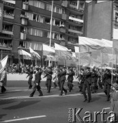 1.05. pierwsza połowa lat 70., Szczecin, Polska.
Pochód pierwszomajowy w Alei Wyzwolenia. 
Fot. Maciej Jasiecki, zbiory Ośrodka KARTA