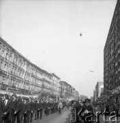 1.05. pierwsza połowa lat 70., Szczecin, Polska.
Pochód pierwszomajowy w Alei Wyzwolenia. 
Fot. Maciej Jasiecki, zbiory Ośrodka KARTA