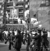 1.05. pierwsza połowa lat 70., Szczecin, Polska.
Pochód pierwszomajowy w Alei Wyzwolenia. 
Fot. Maciej Jasiecki, zbiory Ośrodka KARTA